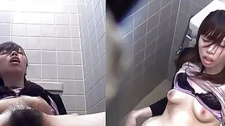 Japanese teen rubs muff